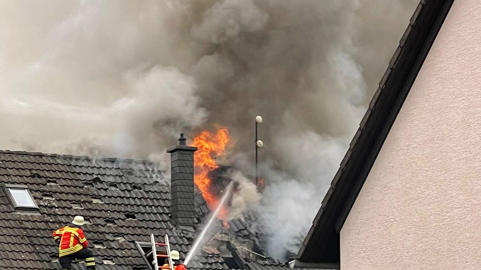 Feuerwehrleute bekämpfen einen Dachstuhlbrand in Straubenhardt.