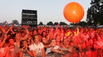 Jubelnde Fans: Ob das Happiness-Festival in Schwann Mitte Juli mit mehr als 12.000 Besuchern stattfinden kann, ist derzeit noch unklar. Die Veranstalter planen und hoffen noch und wollen in den nächsten Wochen eine Entscheidung fällen.