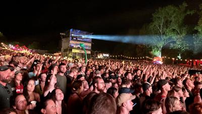 Zuschauer beim Happiness-Festival schauen sich den Auftritt von SDP am 14. Juli 2023 an.