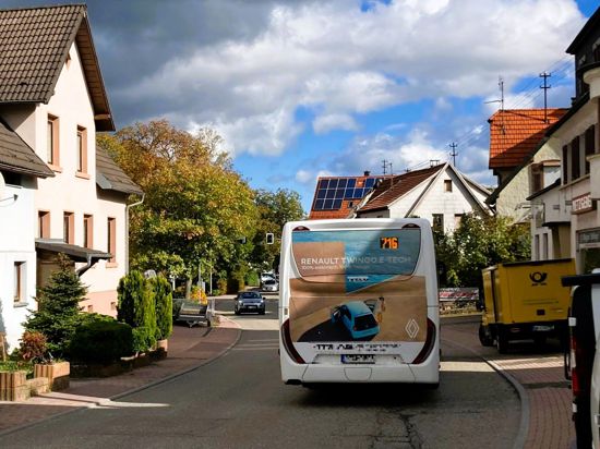 Ein Bus fährt auf der Hauptstraße in Straubenhardt-Schwann.