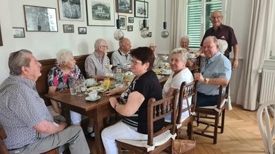 Letzte Woche feierte Waltraud Hogrebe (schwarzes Oberteil) ihren Geburtstag im Café im Alten Pfarrhaus. Karl-Heinz Scherf (stehend) vom Café-Team sorgt dafür, dass sich alle wohlfühlen. 
