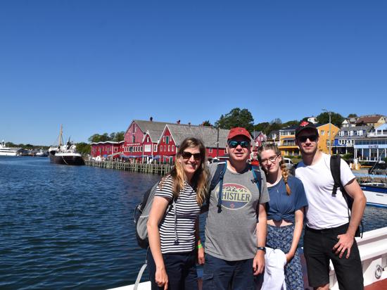 Die Travelsanne-Family mit Bloggerin Sanne, Mann Jochen, Tochter Felicia und Sohn Finn (von links) auf der Rundreise durch Nova Scotia, Kanada, im Hafen von Lunenburg