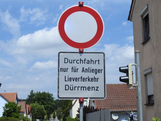 Buchstabendreher: An der Straße zwischen dem Wiernsheimer Ortsteil Pinache und Dürrmenz steht dieses Verkehrsschild. Grund für die Sperrung ist eine Baustelle in Mühlacker.