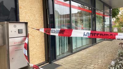 Abgesperrt ist derzeit die Sparkassenfiliale in Wiernsheim. Der Bauhof hat die Front mit Brettern vernagelt. 