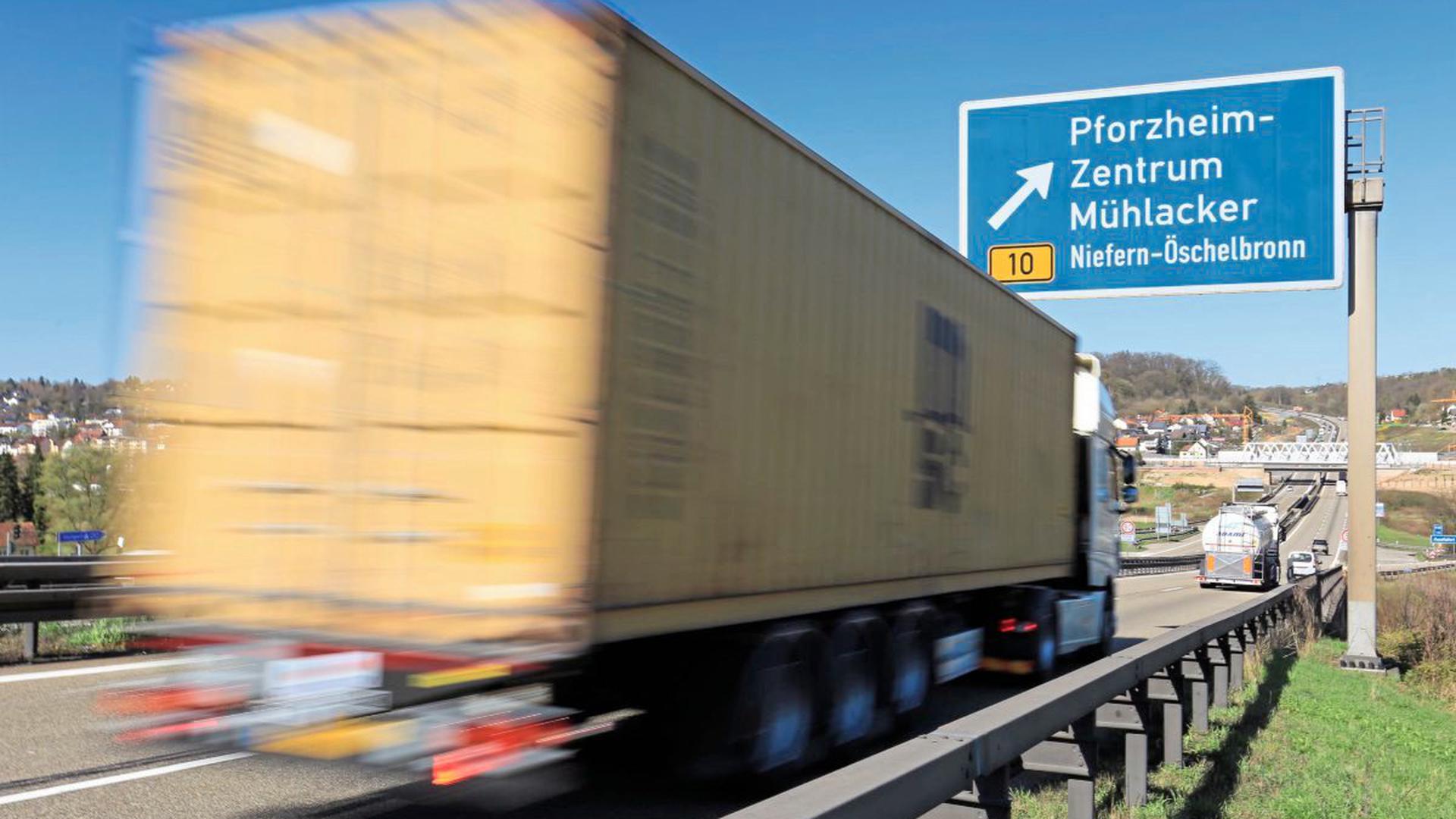 Ein Lastwagen fährt auf der A8 an der Ausfahrt nach Pforzheim und Niefern-Öschelbronn.