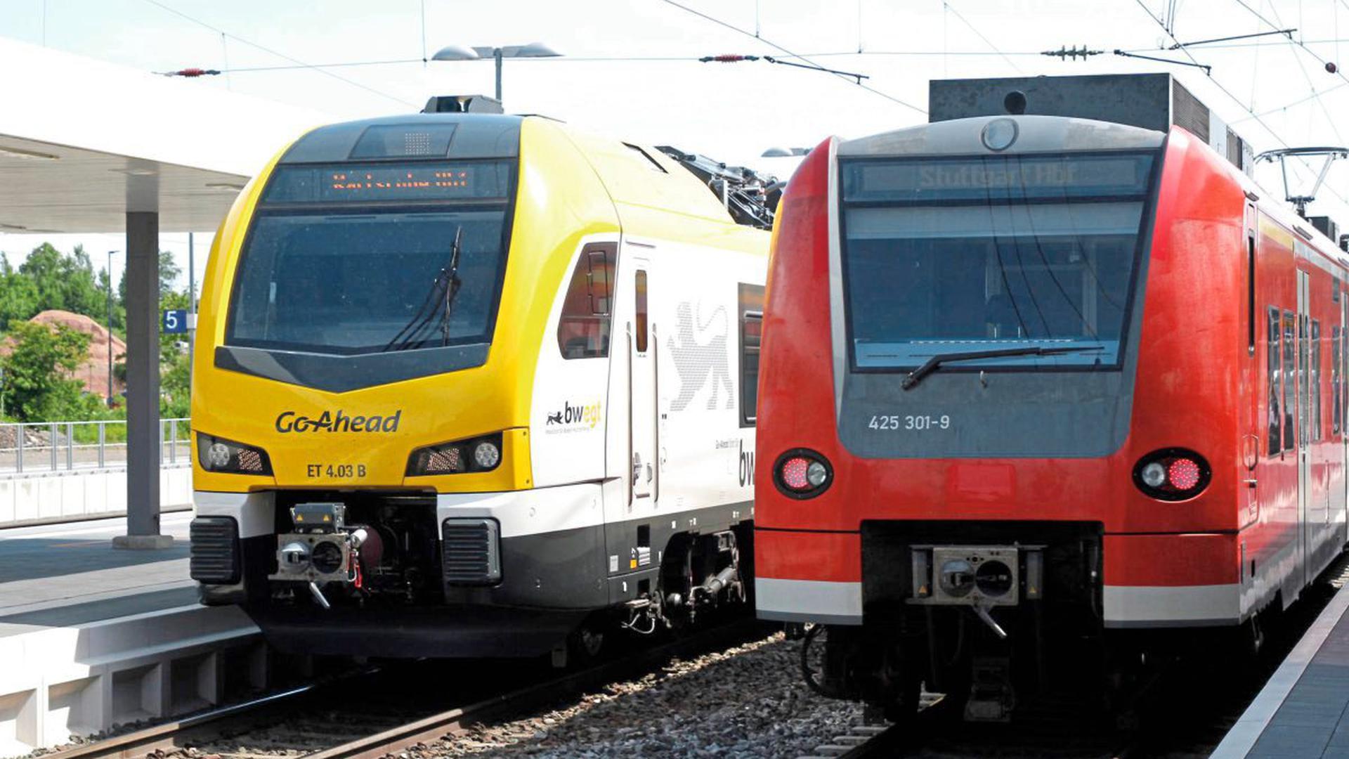 Züge von Go Ahead und Deutscher Bahn stehen an einem Bahnhof.
