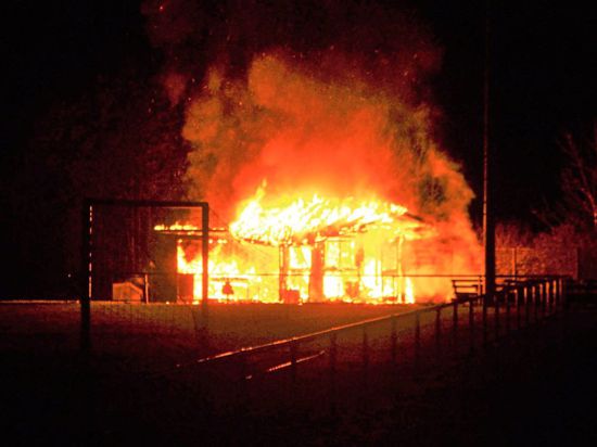 Der Holzpavillon auf dem Gelände des Pforzheimer Fußballvereins FC Fatihspor brannte ab.