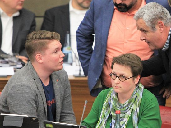 Klärungsbedarf: Die beiden grünen Fraktionschefs Felix Herkens (links) und Axel Baumbusch diskutieren im Pforzheimer Ratssaal während in einer Sitzungspause.