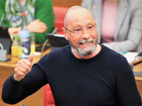Der Pforzheimer Stadtrat Uwe Hück spricht engagiert während einer Gemeinderatssitzung im Ratssaal der Stadt Pforzheim