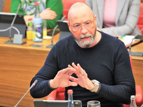 Uwe Hück SPD spricht und gestikuliert als Stadtrat im Pforzheimer Ratssaal