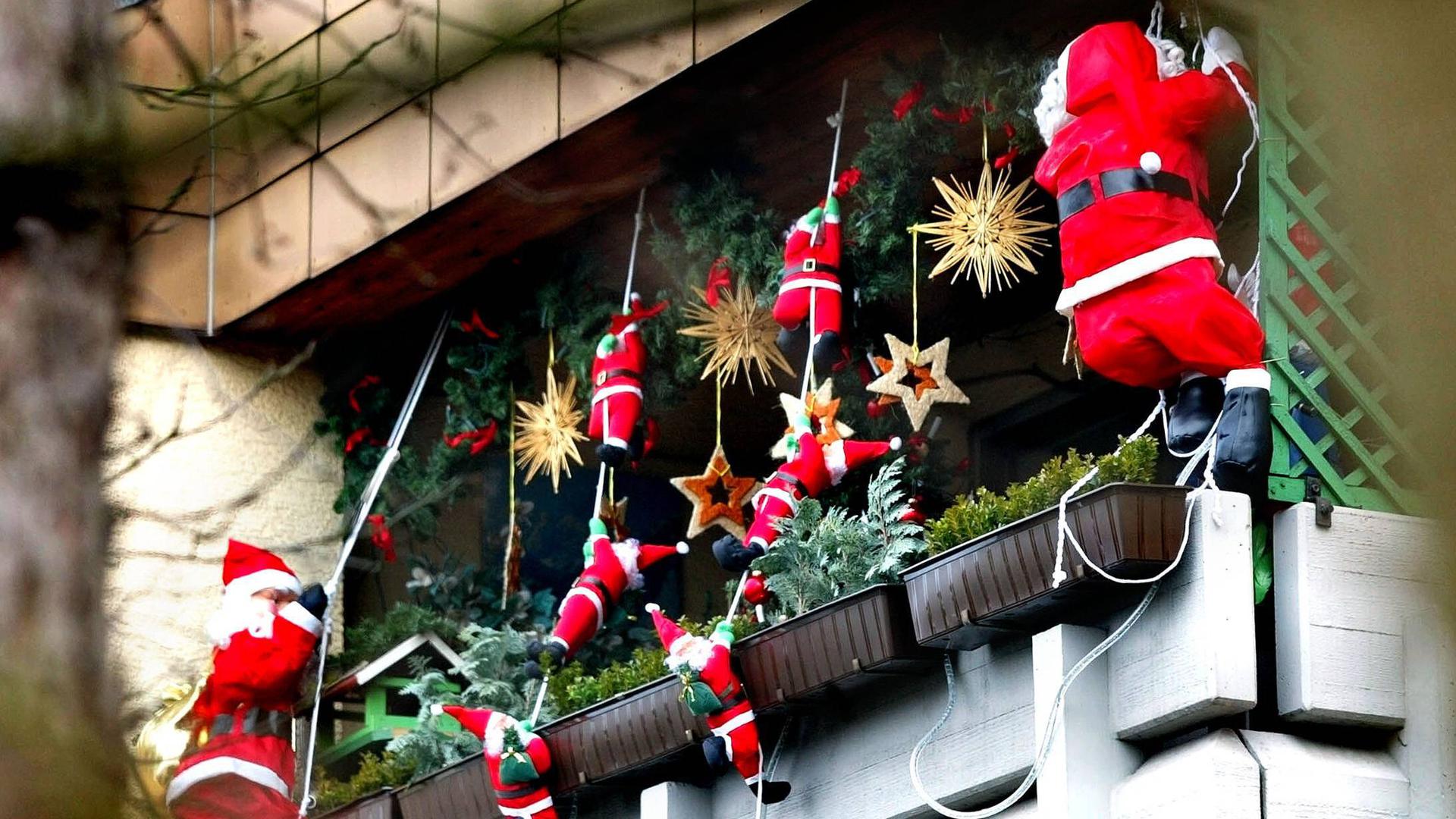 Weihnachtsdekorationen auf einem Balkon.