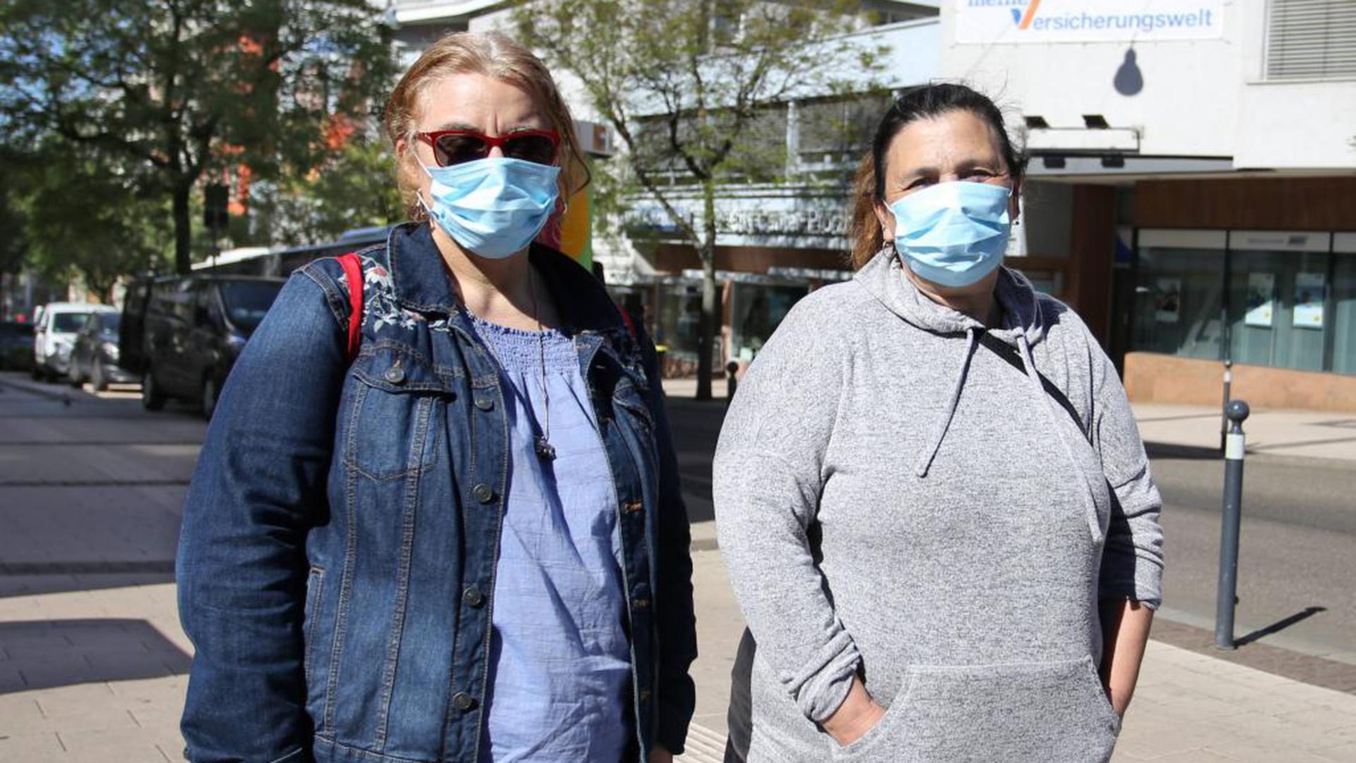 Ein seltenes Fotomotiv waren auf der Straße in der Stadtmitte maskierte Passanten – wie Paula Brito (links) und Cidalia Neto.