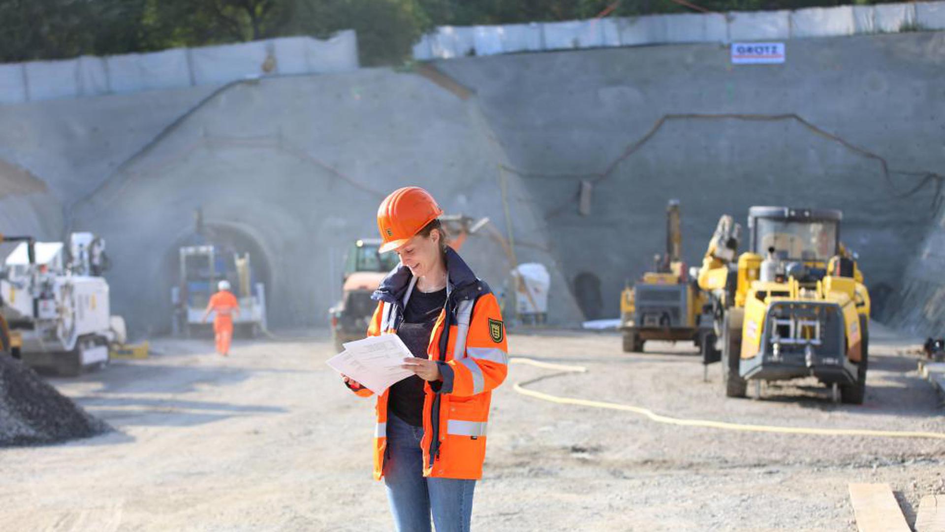 Alles im Plan: Die neue Projektleiterin Kathrin Hellwig steht in der Baugrube vor dem künftigen Nordportal des Arlingertunnels. Am Freitag beginnt der bergmännische Teil und damit die größte Herausforderung der Arbeiten. Hellwig: "Wir freuen uns, wenn es jetzt in den Berg reingeht und wir größere Ergebnisse sehen."