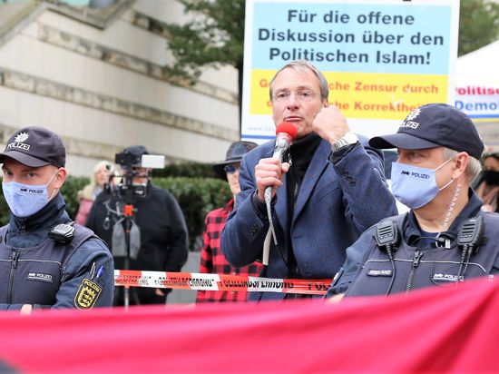 Dauererregt: Rechtspopulist Michael Stürzenberger macht am Samstag Stimmung gegen den Islam mit einer Dauerkundgebung bei der Schlössle-Galerie . Hier ist der Pegida-Frontmann in einem Wortgefecht mit einem muslimischen Bürger.