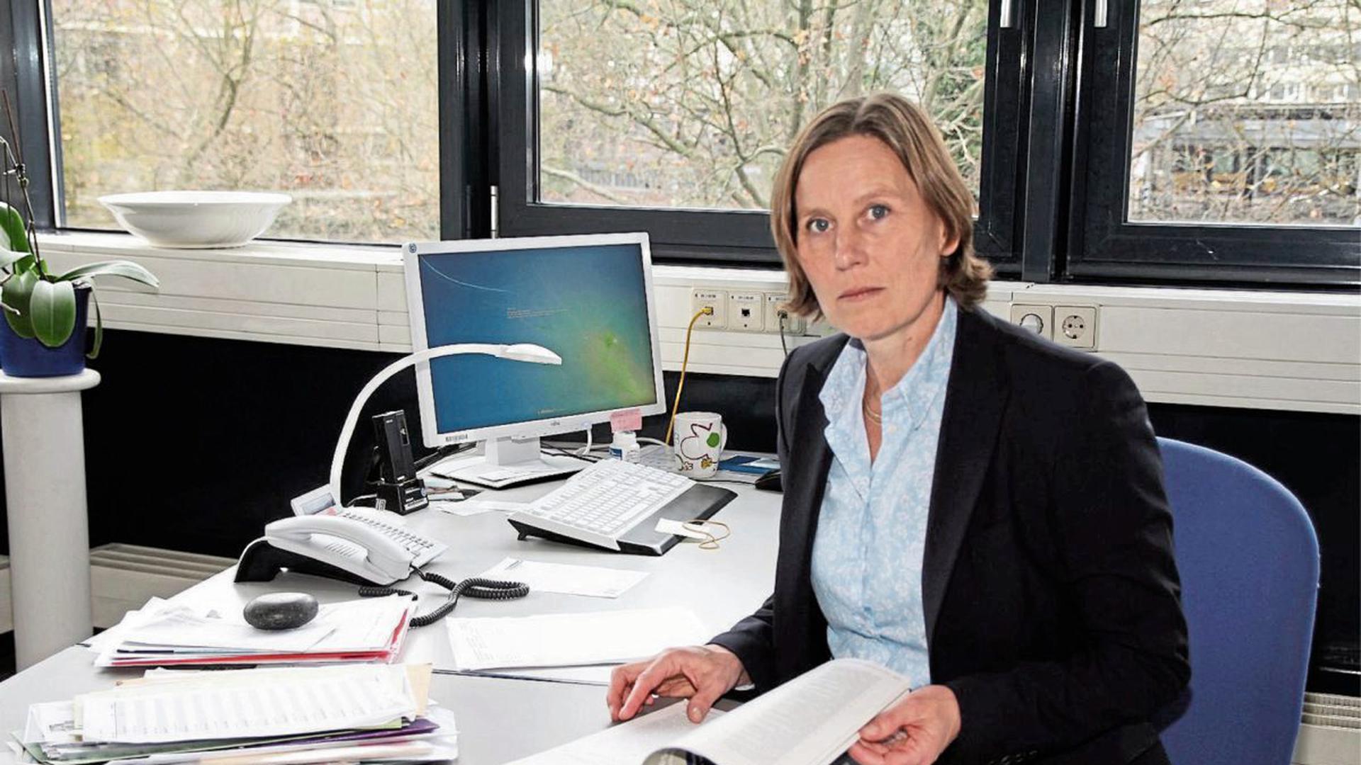 Brigitte Joggert, Chefin des Gesundheitsamts, sitzt an ihrem Schreibtisch.
