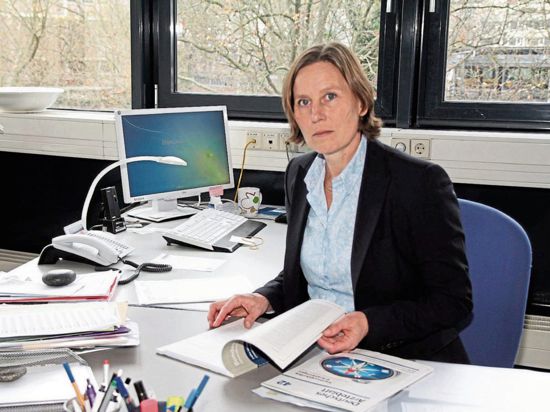 Brigitte Joggert, Chefin des Gesundheitsamts, sitzt an ihrem Schreibtisch.
