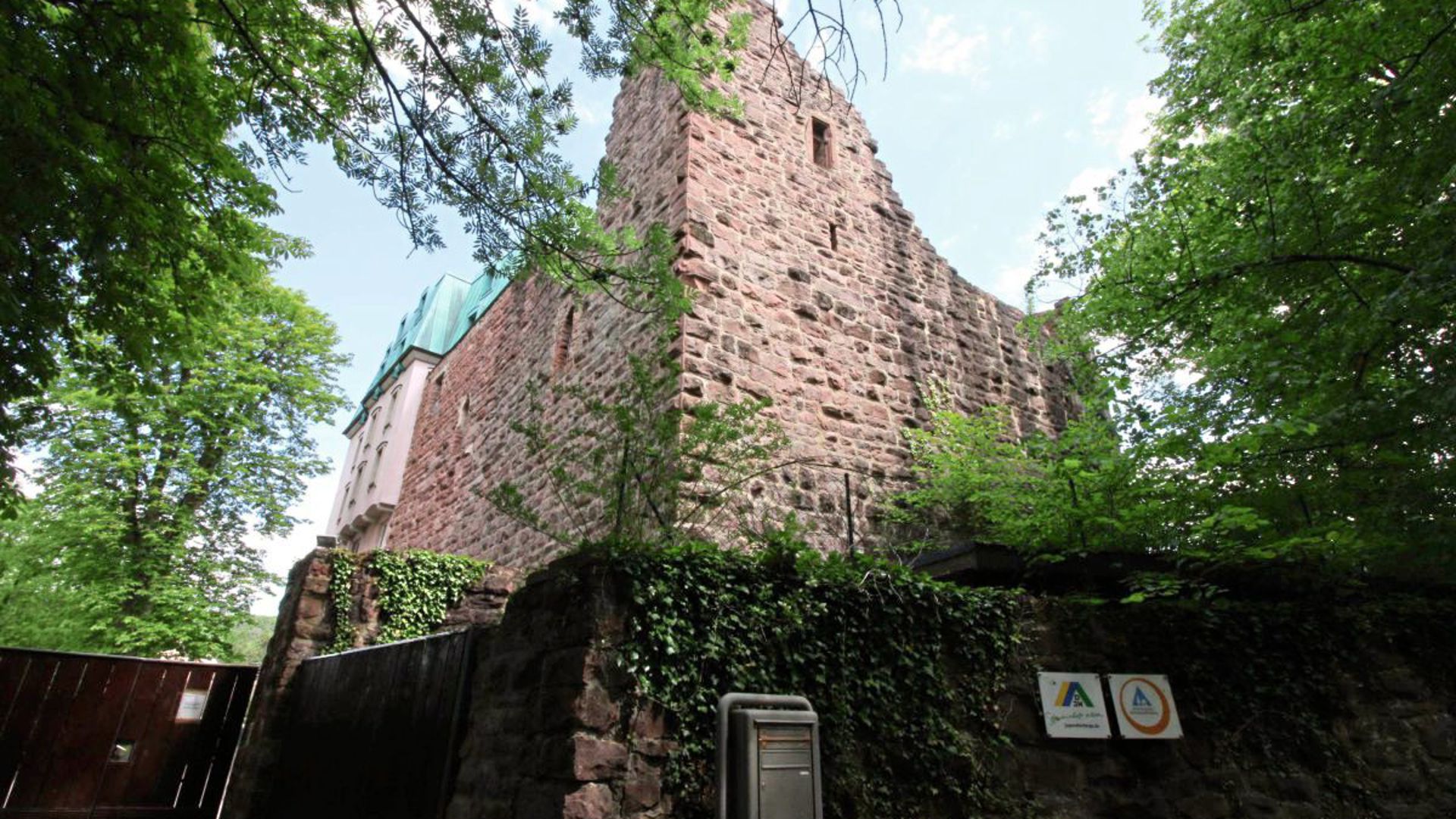 Ein neues Quarantäne-Gemauer für Müller-Fleisch-Mitarbeiter gibt es mit der Burg Rabeneck in Dillweißenstein.