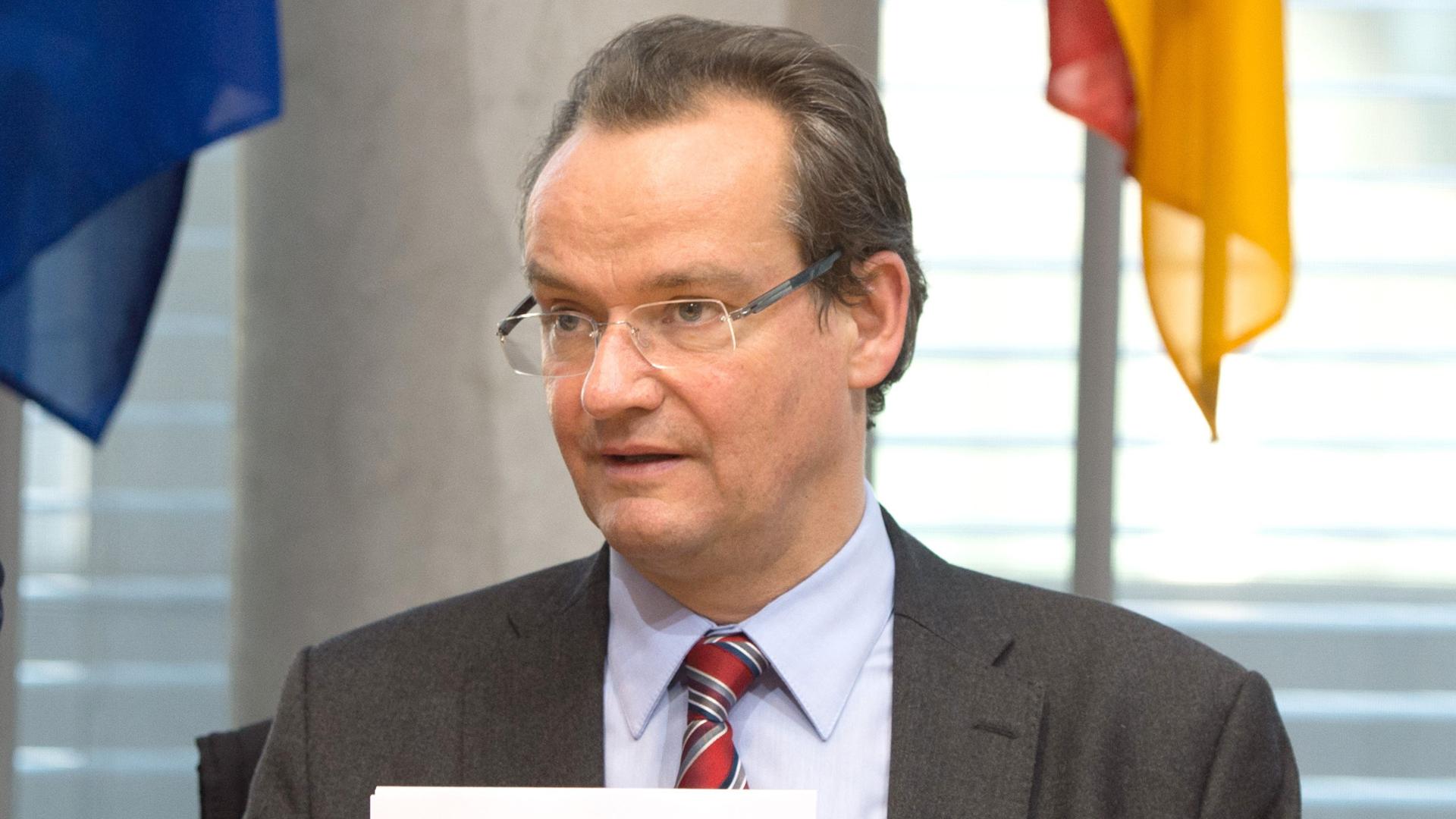 Der Ausschuss-Vorsitzende Gunther Krichbaum (CDU) bereitet sich am 02.11.2015 in Berlin auf die Sitzung des Europaausschusses zur Vollendung der Wirtschafts- und Währungsunion Europas vor. Foto: Soeren Stache/dpa ++ +++ dpa-Bildfunk +++