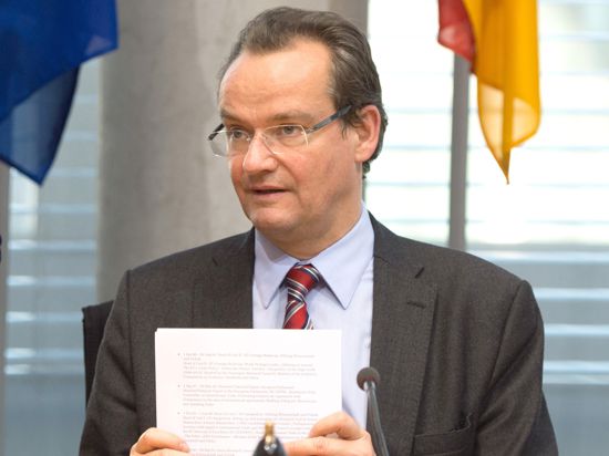 Der Ausschuss-Vorsitzende Gunther Krichbaum (CDU) bereitet sich am 02.11.2015 in Berlin auf die Sitzung des Europaausschusses zur Vollendung der Wirtschafts- und Währungsunion Europas vor. Foto: Soeren Stache/dpa ++ +++ dpa-Bildfunk +++