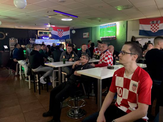 Im Bistro Melody fiebern die Fans mit der kroatischen Mannschaft beim WM-Spiel gegen Japan mit. Foto: 