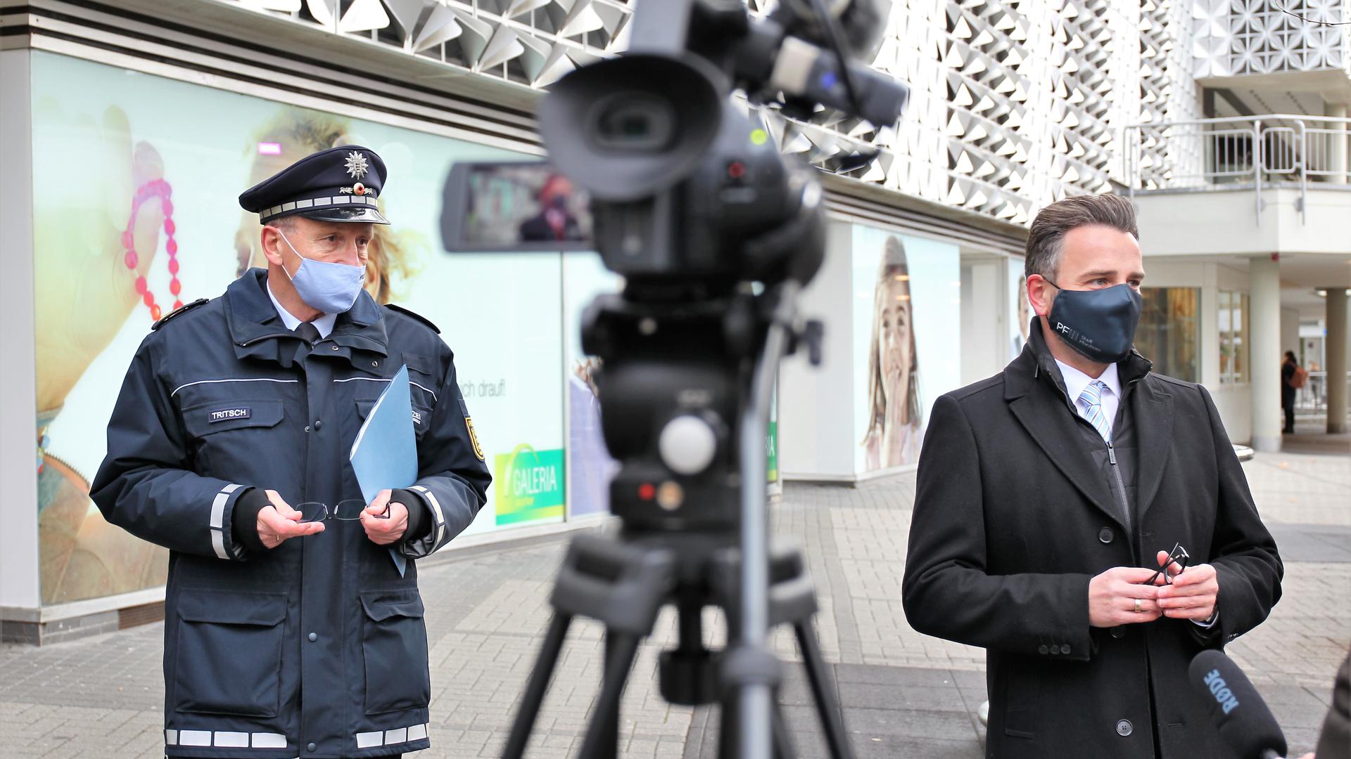 Großes Medieninteresse: Polizeipräsident Wolfgang Tritsch und OB Peter Boch am Donnerstag in der Pforzheimer City vor der Kamera.