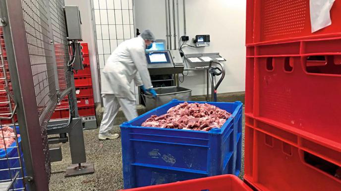 Hackfleischproduktion unter Corona-Bedingungen: Der Werkvertragsmitarbeiter von Müller-Fleisch muss vor allem Sicherheitsabstand, Mund- und Nase-Schutz und verschärfte Hygienevorschriften einhalten.