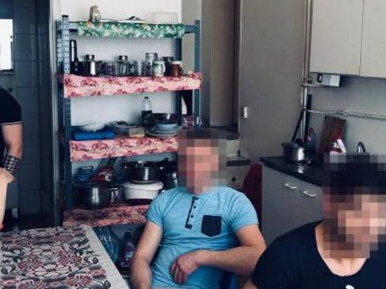 Rumänische Mitarbeiter von Müller-Fleisch zeigen, wie sie in Pforzheim leben.