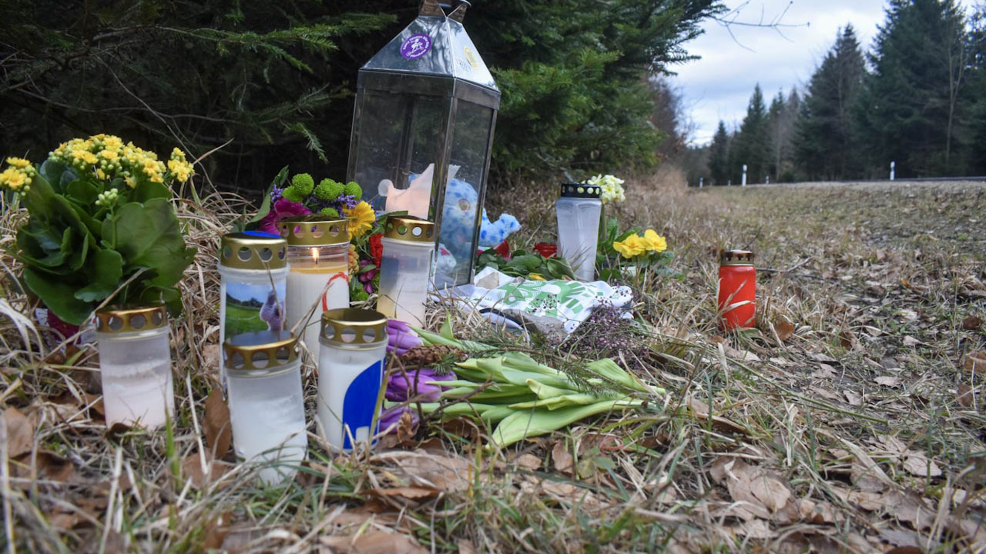 Blumen und Kerzen liegen derzeit an der Unfallstelle von Andreas Mandalka. Ab Sonntag soll dort auch ein Geisterfahrrad stehen.