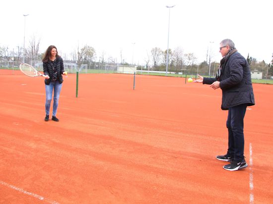 Die Plätze sind bereit: Bei der PSG Pforzheim um Vorstand A Dieter Theurer und Tennis-Sportwartin Ines Ganzhorn ist die Aufbruchstimmung spürbar. Dabei musste man diese Woche erneut die Tennishalle abschließen.