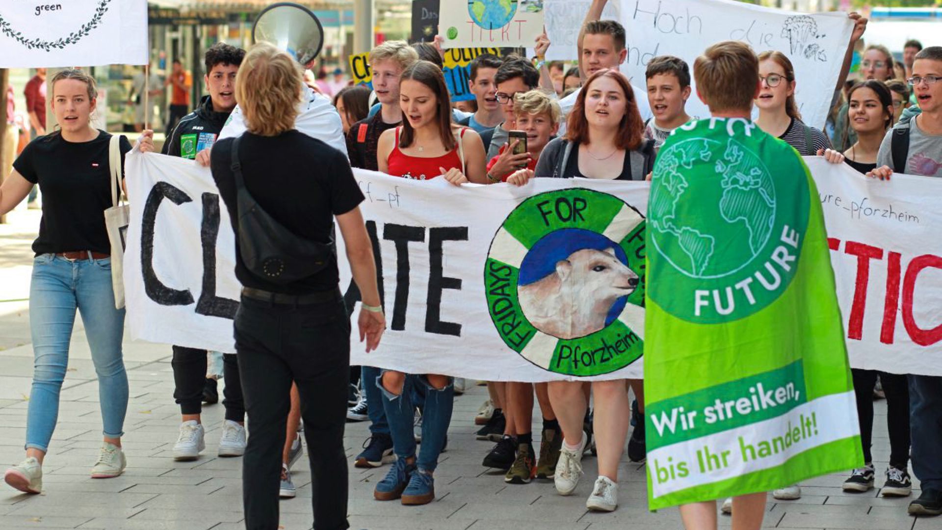 Klimademo am 19. Juli in Pforzheim: Obwohl die Teilnehmerzahl deutlich überschaubarer ist als bei den vergangenen Fridays-For-Future-Demonstrationen, legen die jungen Demonstranten sich bei den Sprechchören ins Zeug.