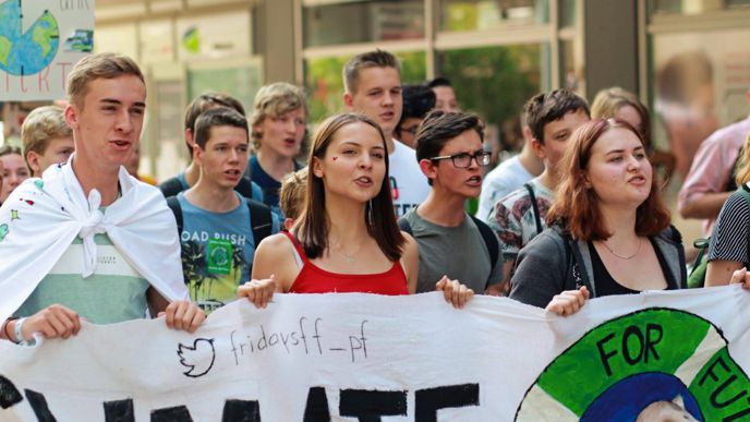 Mit Sprechchören ziehen die Demonstranten durch die Pforzheimer Innenstadt.