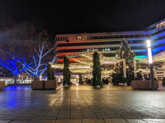Weihnachtsschmuck, glitzernde Lichter: Festlich geschmückt, aber menschenleer zeigt sich der Pforzheimer Marktplatz mit dem Neuen Rathaus schon vor der am Donnerstag beschlossenen nächtlichen Ausgangssperre für Corona-Hotspots.