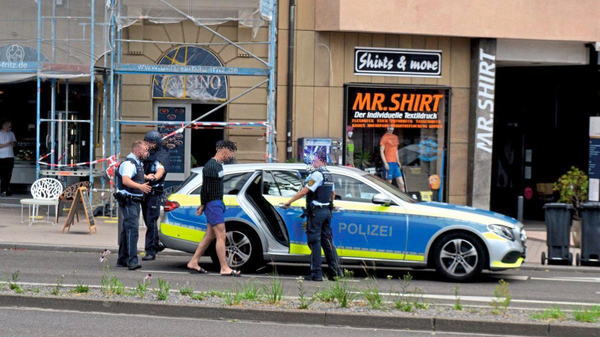 Nach den Schüssen mit zwei Verletzten vor dem Pforzheimer Hauptbahnhof nimmt die Polizei einen 16-jährigen Tatverdächtigen fest.