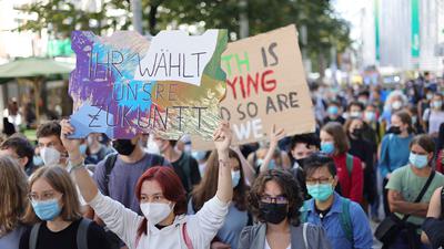 In Pforzheim demonstrieren am Freitag zur Mittagszeit rund 350 Klima-Aktivisten auf dem Marktplatz 
