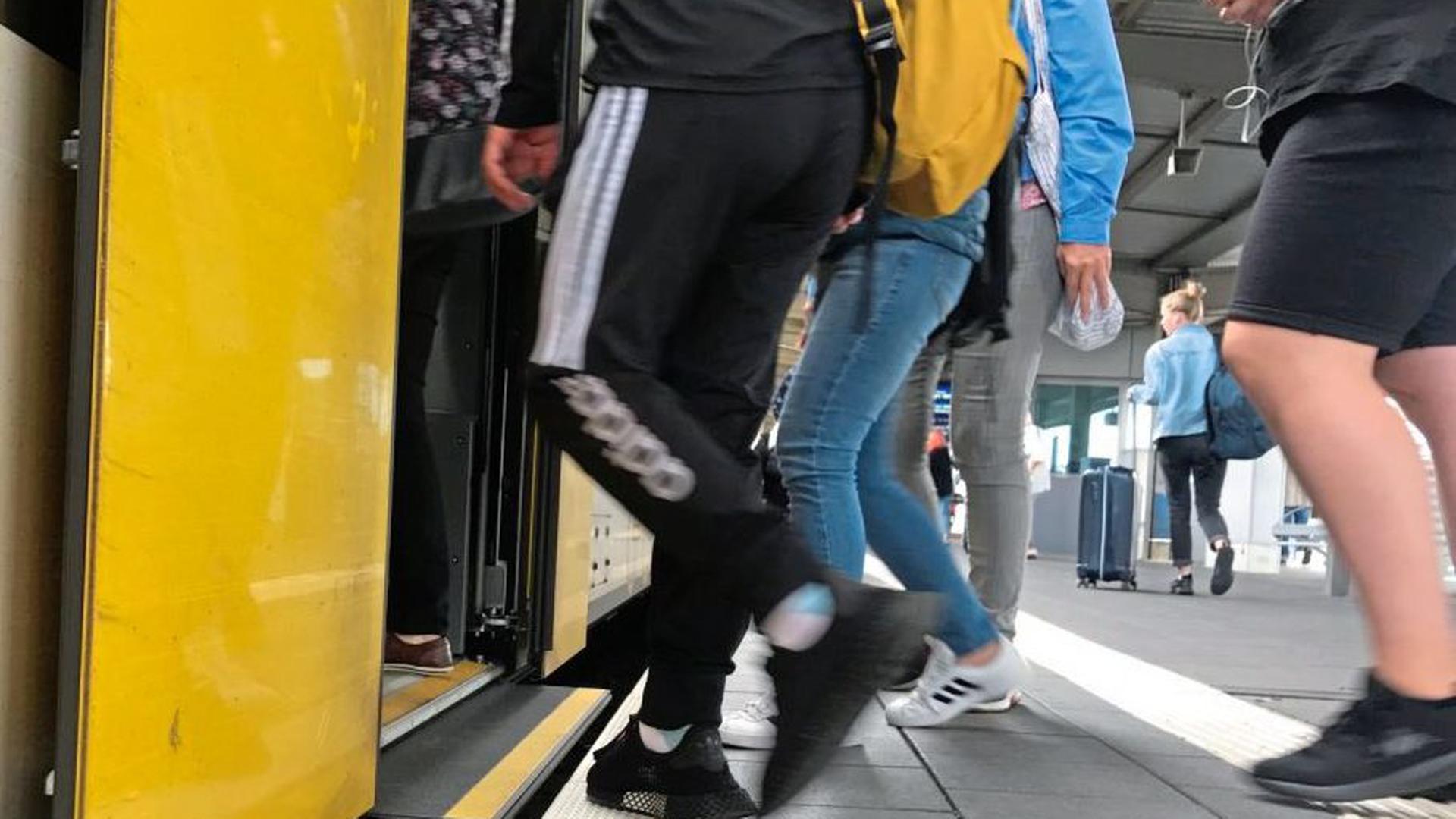 Fahrgäste steigen in eine Bahn von Go Ahead ein.