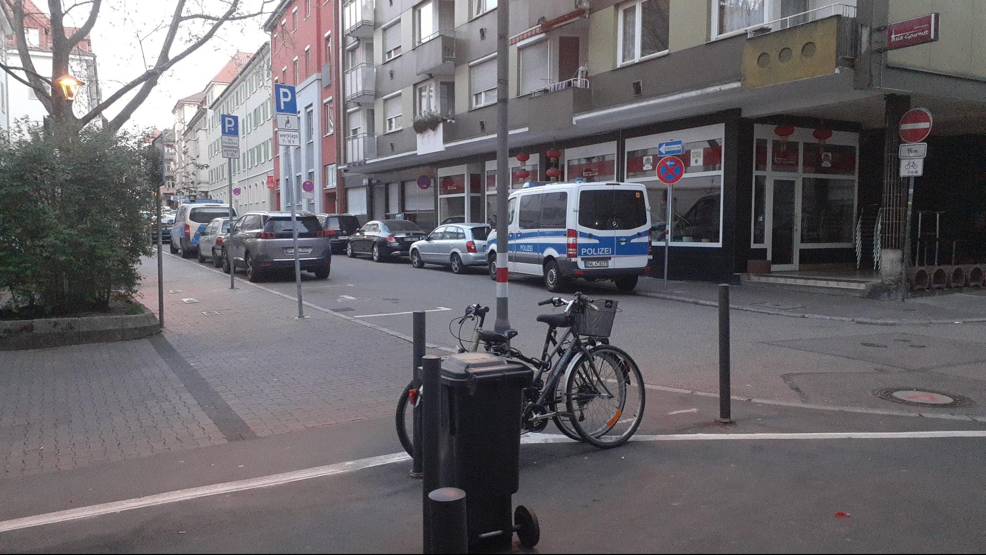 Einsatz in der Früh: Polizisten durchsuchten heute in Pforzheim mehrere Gebäude. Die Polizei bestätigte, dass es ein Festnahme gab