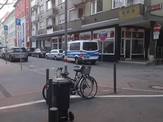 Einsatz in der Früh: Polizisten durchsuchten heute in Pforzheim mehrere Gebäude. Die Polizei bestätigte, dass es ein Festnahme gab