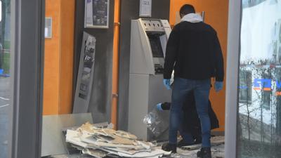 Ermittlungen laufen: Am Morgen nach der Sprengung eines Geldautomaten am Strietweg untersuchten Experten des LKA den Tatort. Die Volksbank-Filiale ist derzeit abgesperrt.