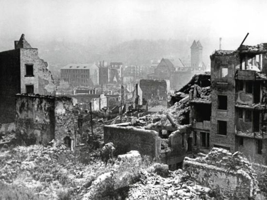 Der im Zweiten Weltkrieg zerstörte Stadtkern von Pforzheim im Frühjahr 1949. Das Sterben der Stadt und seiner Menschen dauerte nur 22 Minuten. Am 23. Februar 1945 lag Pforzheim um kurz nach 20 Uhr in Schutt und Asche. Mehr als 17.600 Menschen kamen im Feuersturm um.