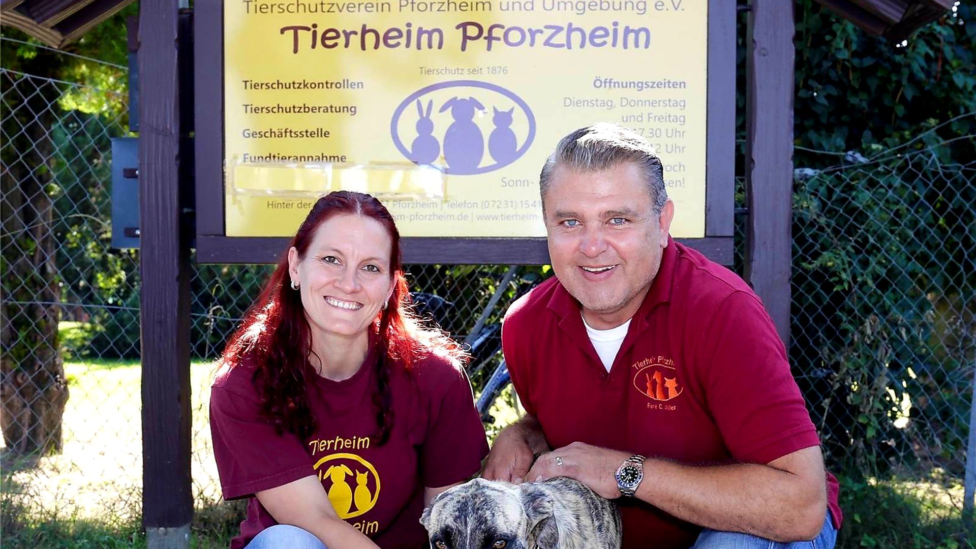 Die Pforzheimer Tierheimleiterin Kristin Hinze und 
Vorstandsvorsitzender René C. Maier-Stadtaus
 vom Tierschutzverein gemeinsam mit einem Hund vor dem Schild des Tierheims.