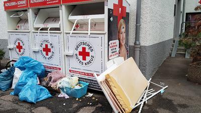 Illegal entsorgt: Möbel und Sperrmüll ist häufig neben Kleider- oder Glascontainer zu finden. Das Rote Kreuz hat deshalb manche Container abgebaut.