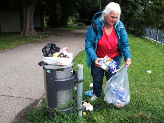 Nena Moschner sammelt Müll im Oststadtpark von Pforzheim