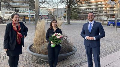 Suche beendet: Bürgermeisterin Sibylle Schüssler (links) und Oberbürgermeister Peter Boch begrüßen Özelm Taskiran als neue Chefin des Gebäudemanagements in Pforzheim.