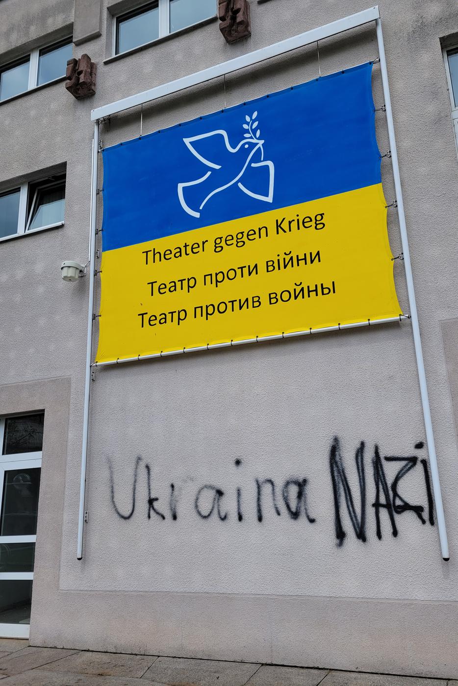 Graffiti unter Friedensappell für Ukraine Theater Pforzheim