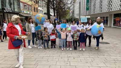 Demonstration mit Kindern und Sprachfachkräften für den Erhalt des Bundesprogramms Sprach-Kita in der Fußgängerzone von Pforzheim