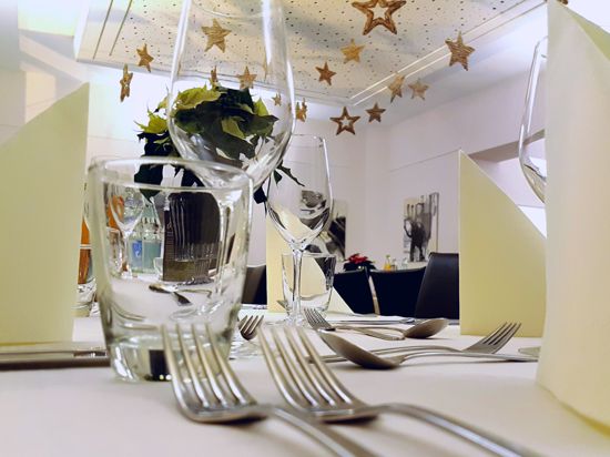 Weihnachtlich geschmückter Tisch im Restaurant Comedia im Kulturhaus Osterfeld 