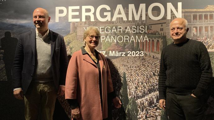 Johannes Schweizer und Andrea Scheidtweiler präsentieren gemeinsam mit Yadegar Asisi das neue Panoramabild über Pergamon.