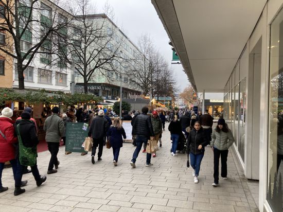 Weihnachtseinkäufe in Pforzheims Fußgängerzone