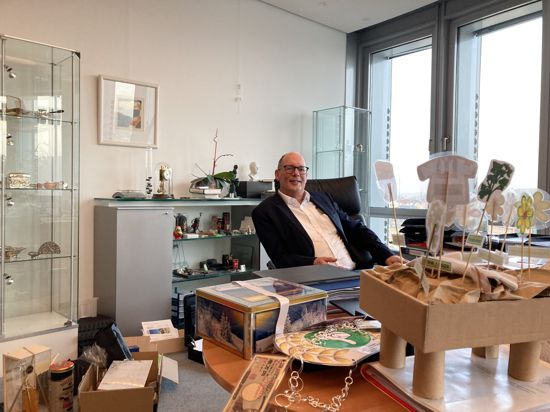 Der Vorstandsvorsitzende der Sparkasse Pforzheim Calw, Stephan Scholl, wenige Tage vor seinem Ruhestand ab 01.01.2023 in seinem Büro.