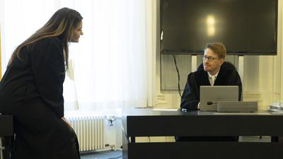 Lautstark setzte sich Oberstaatsanwalt Mirko Heim (im Foto mit Nebenklägerin Semra Wangler) gegen Vorwürfe der Verteidigung zur Wehr.